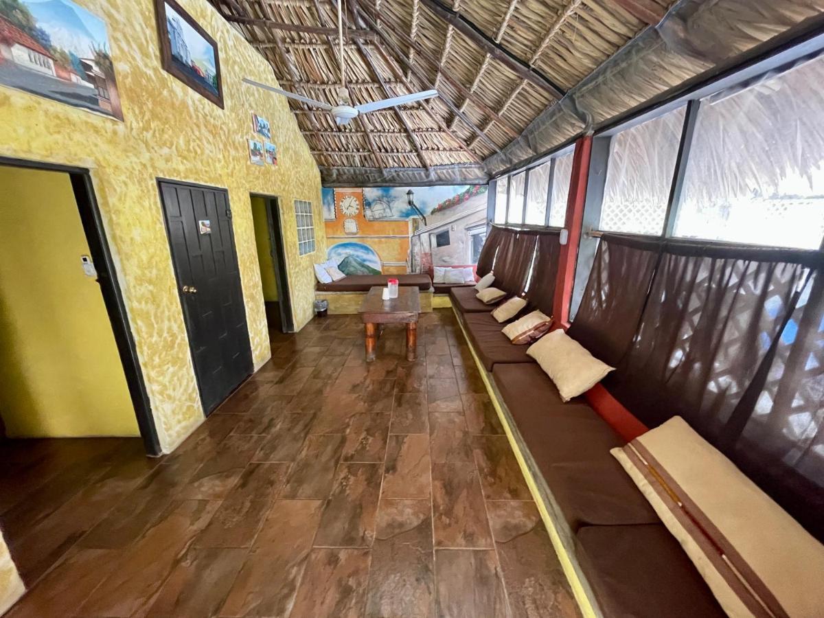 Johnnys Place Hotel 몬테리코 외부 사진