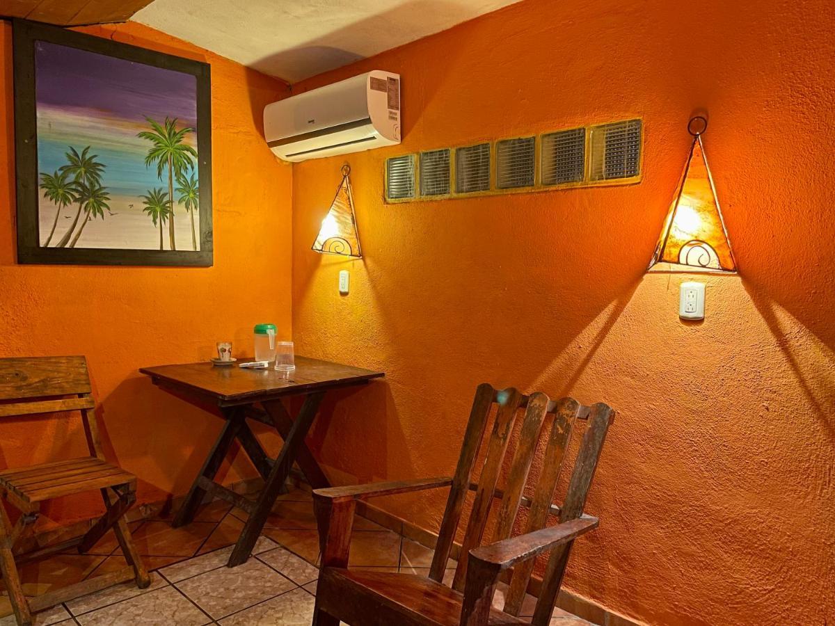 Johnnys Place Hotel 몬테리코 외부 사진